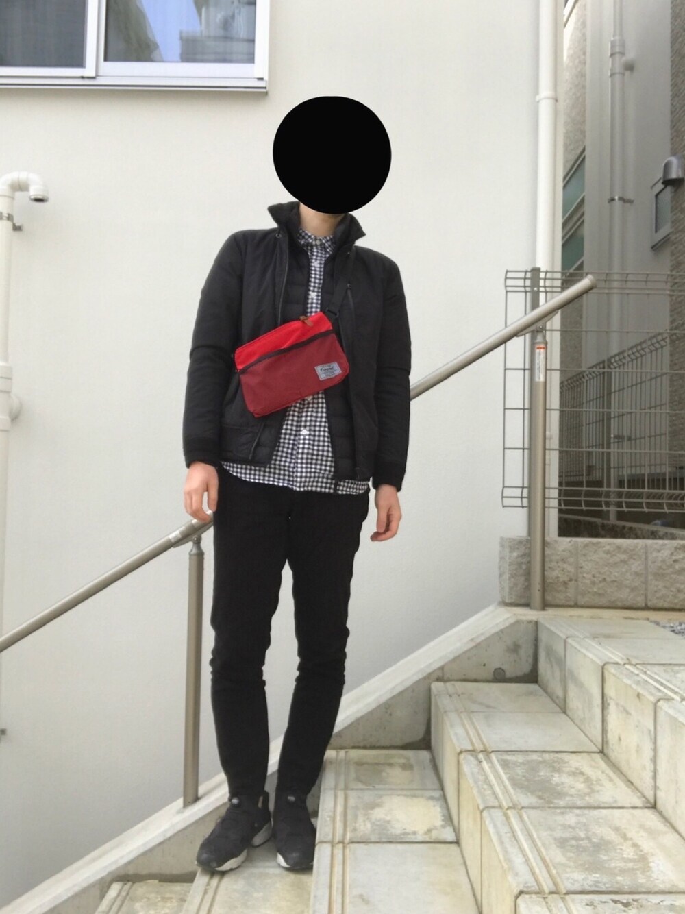 「オールブラック、チープカシオ、季節感なし」｜「BEAMSのアイテム（ブルゾン、ブラック系）」を使った、うるおいさん（メンズ・182cm）の春コーディネートの1枚目の写真