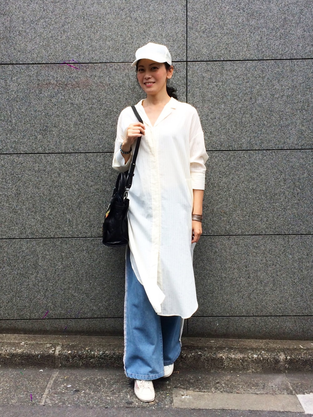 「ロングシャツ、ロングシャツワンピ、シャツカーディガン、シャツワンピ、キャップコーデ、キャップ女子、ワイドデニムパンツ、白コーデ、オニツカタイガー、白スニーカー」｜「ARCHIのARCHI/アーキ/FLUORITE LONG SHIRTS（シャツ/ブラウス、ホワイト系）」を使った、Katieさん（レディース・162cm）の夏コーディネートの1枚目の写真