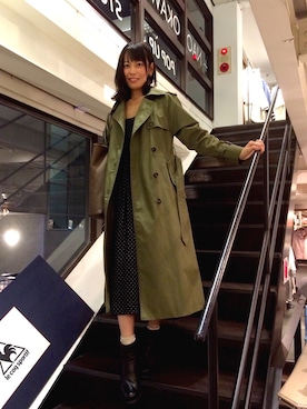 「カーキ色」｜「アイテム（ブラック系）」を使った、Katieさん（レディース・162cm）の秋コーディネート
