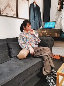 「フラワープリント」｜「アイテム（クラッチバッグ）」を使った、Katieさん（レディース・162cm）の春コーディネート