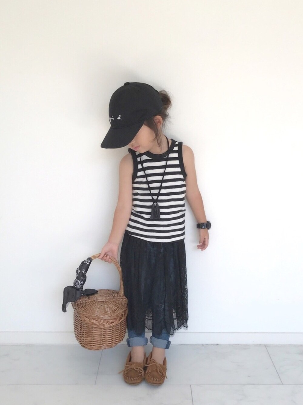 「レース、スカート、キャップ、デニム、タンクトップ、かごバッグ、ボーダー、3歳」｜「agnes b.のGL11 L CASQUETTE （キャップ、ブラック系）」を使った、reo×noaさん（キッズ・90cm）の秋コーディネートの1枚目の写真