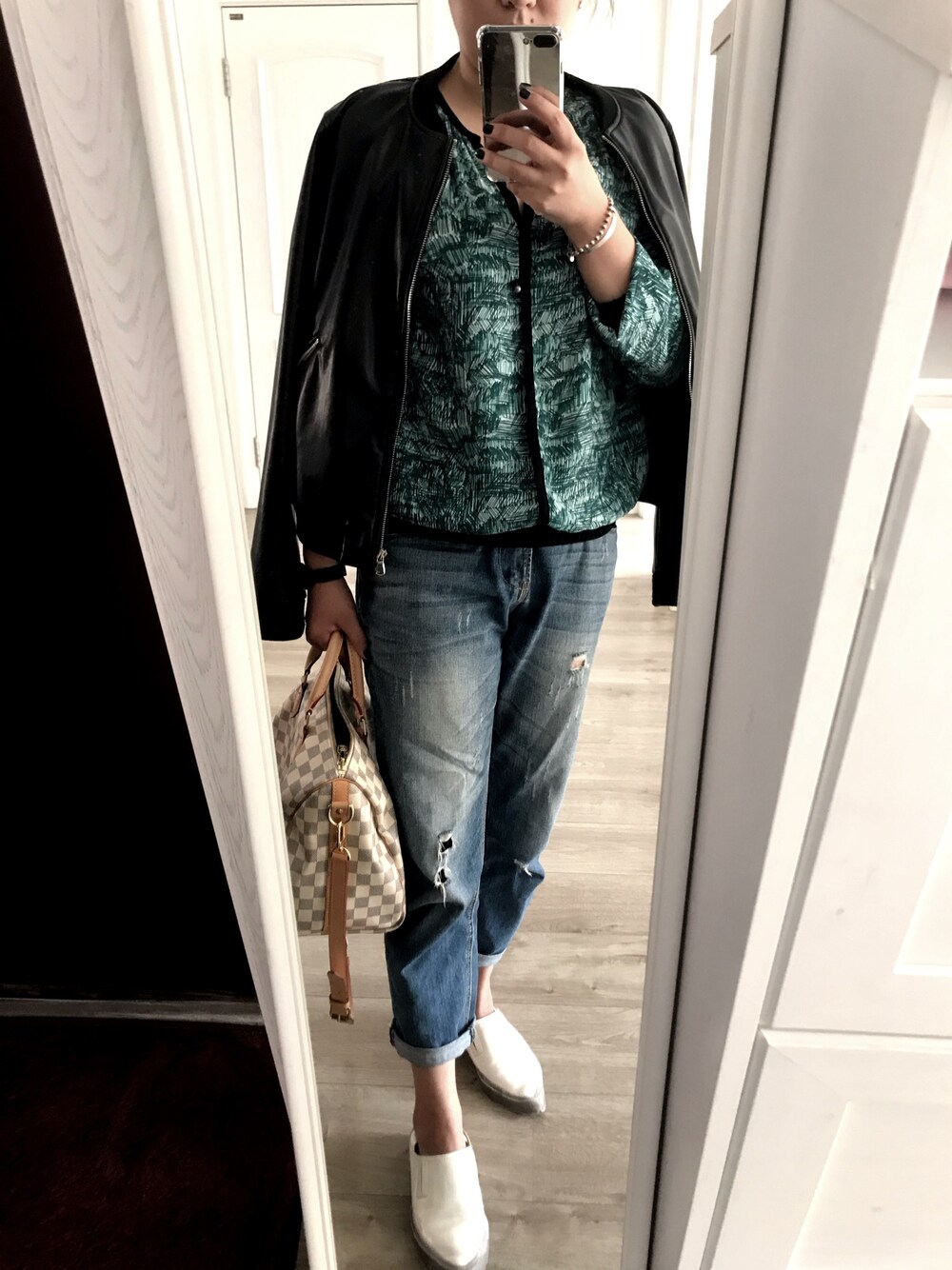 「urban revivoのアイテム（デニムパンツ、ブルー系）」を使った、喜欢冷淡风的胖子さん（レディース・158cm）の秋コーディネートの1枚目の写真