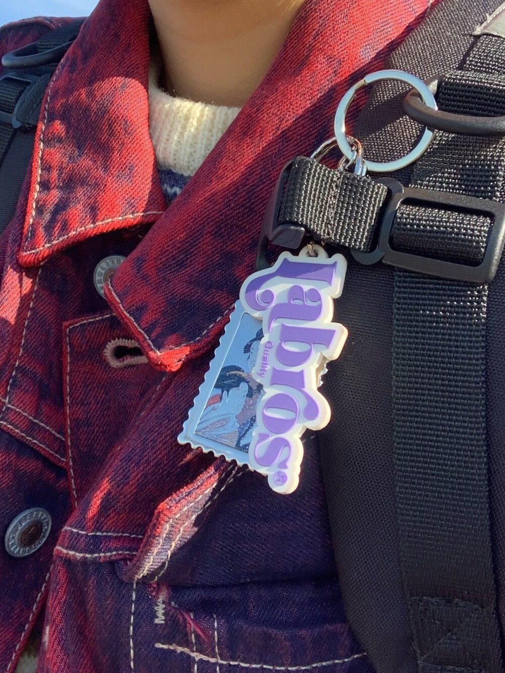 レッド系のデニムジャケット、その他のニット/セーターを着用したレディースの秋コーディネートの1枚目の写真