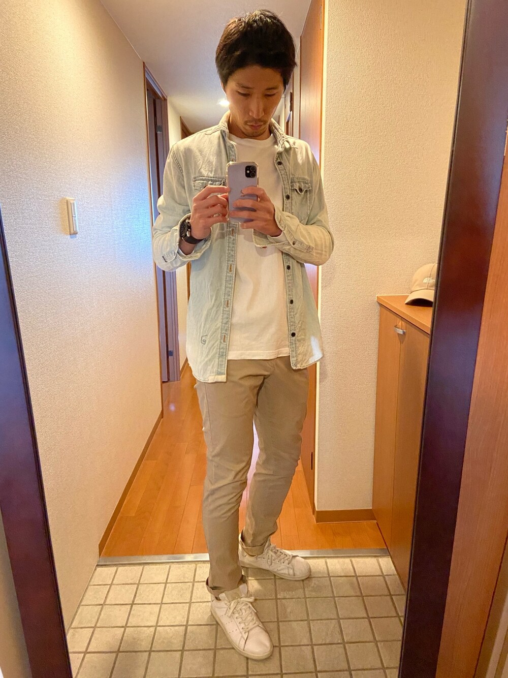 「デニムシャツ、チノパン」｜「United AthleのXL（Tシャツ/カットソー、ホワイト系）」を使った、Michimalistさん（メンズ・183cm）の冬コーディネートの1枚目の写真