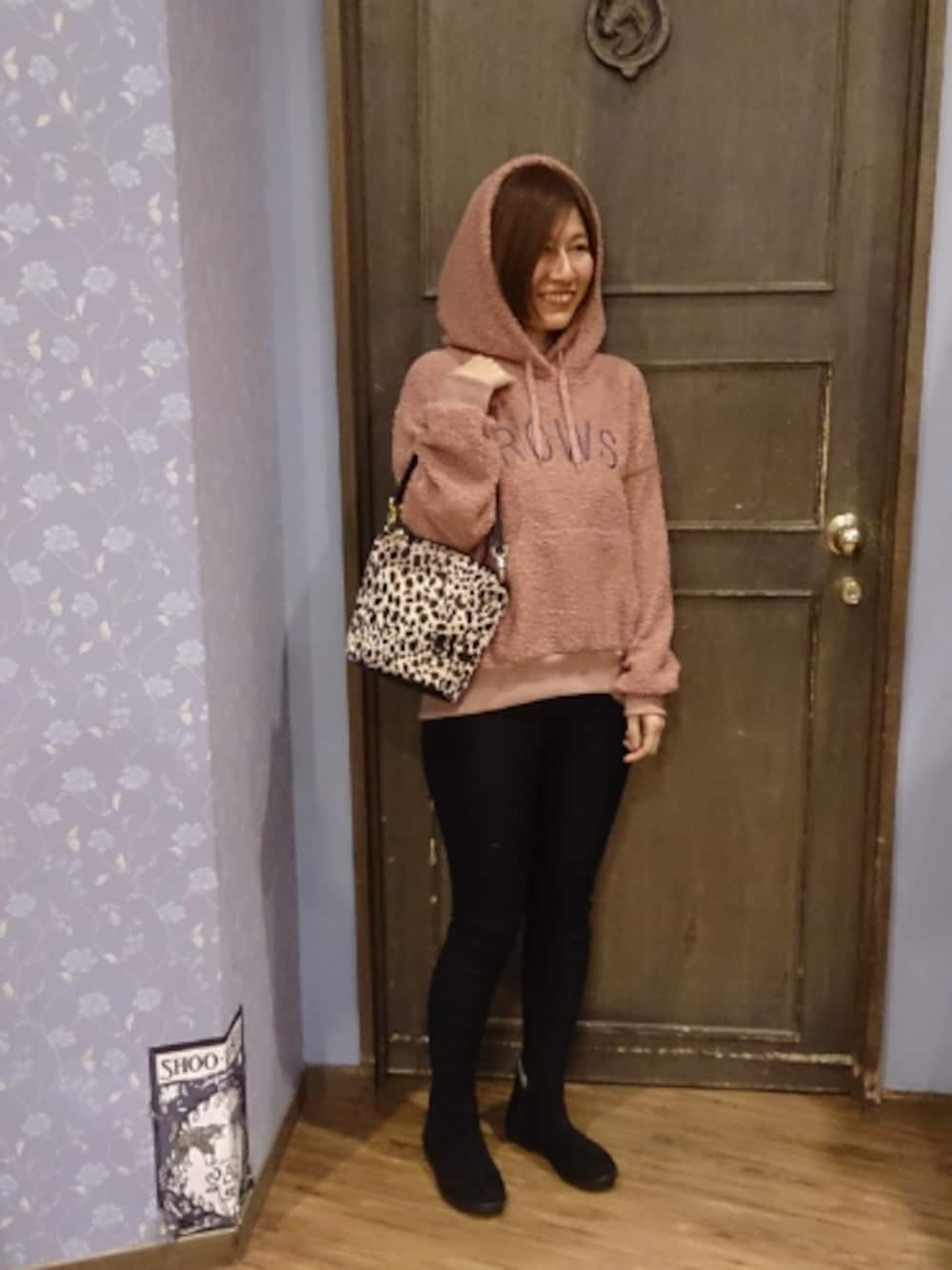 ブラック系のショルダーバッグ、ピンク系のパーカー、ブラック系のその他パンツを着用したレディースの秋コーディネートの1枚目の写真