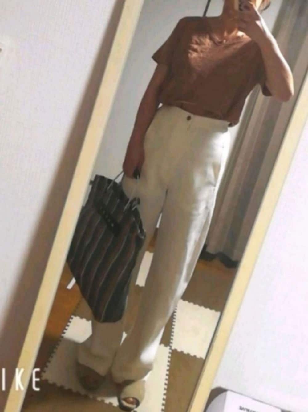 ブラウン系のTシャツ/カットソー、ホワイト系のその他パンツ、グリーン系のバッグを着用したレディースの夏コーディネートの1枚目の写真
