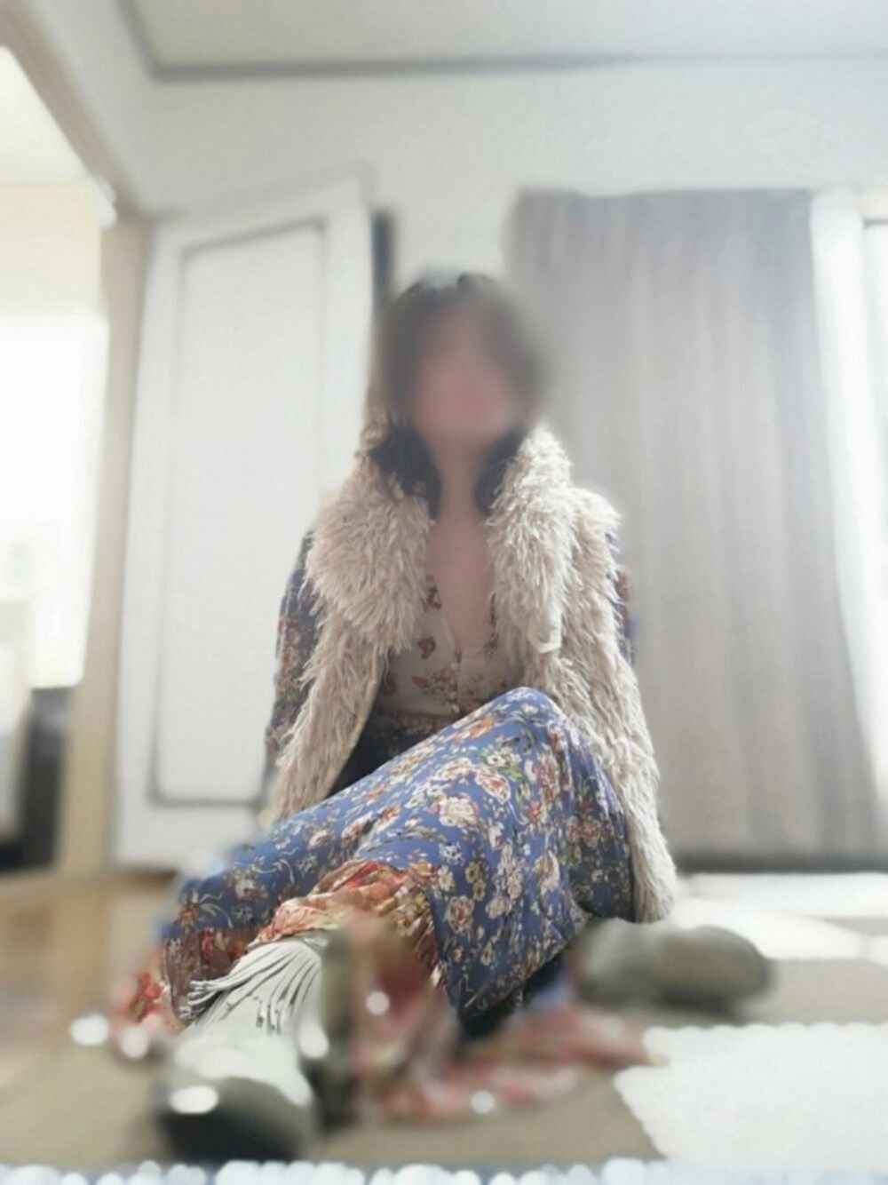 「ミネトンカ、秋のカフェオレコーデ、ファーベスト、ミックスコーデ、ベストスタイル、ZARA、カリテ(qualite)、ショートブーツ、花柄ワンピース、パッチワーク柄」｜「qualiteのファーベスト（ジャケット/アウター、ベージュ系）」を使った、はる ◌˳⚛˚⌖capter.01さん（レディース・159cm）の秋コーディネートの1枚目の写真