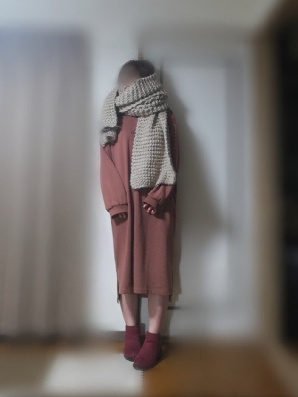 ブラウン系のワンピース、レッド系のブーツ、ブラウン系のワンピース/ドレスを着用したレディースの秋コーディネートの1枚目の写真