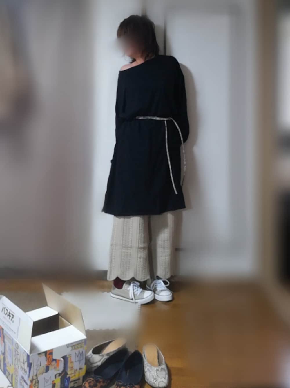 ブラック系のワンピース、ベージュ系のスニーカー、ブラック系のワンピース/ドレスを着用したレディースの秋コーディネートの1枚目の写真