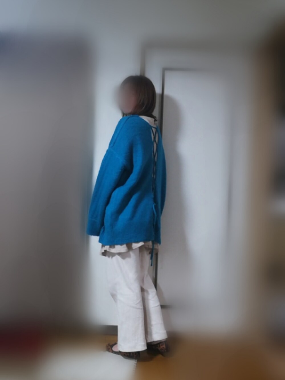 「ブルーニット、ブルー x ホワイト、バックスタイル、２ＷＡＹ、カスタネ、ビッグシルエット、おしゃれさんと繋がりたい、大人カジュアル、モヘアニット、レオハード柄」｜「KastaneのモヘアタッチレースUPプルオーバー（ニット/セーター、ブルー系）」を使った、はる ◌˳⚛˚⌖capter.01さん（レディース・159cm）の秋コーディネートの1枚目の写真