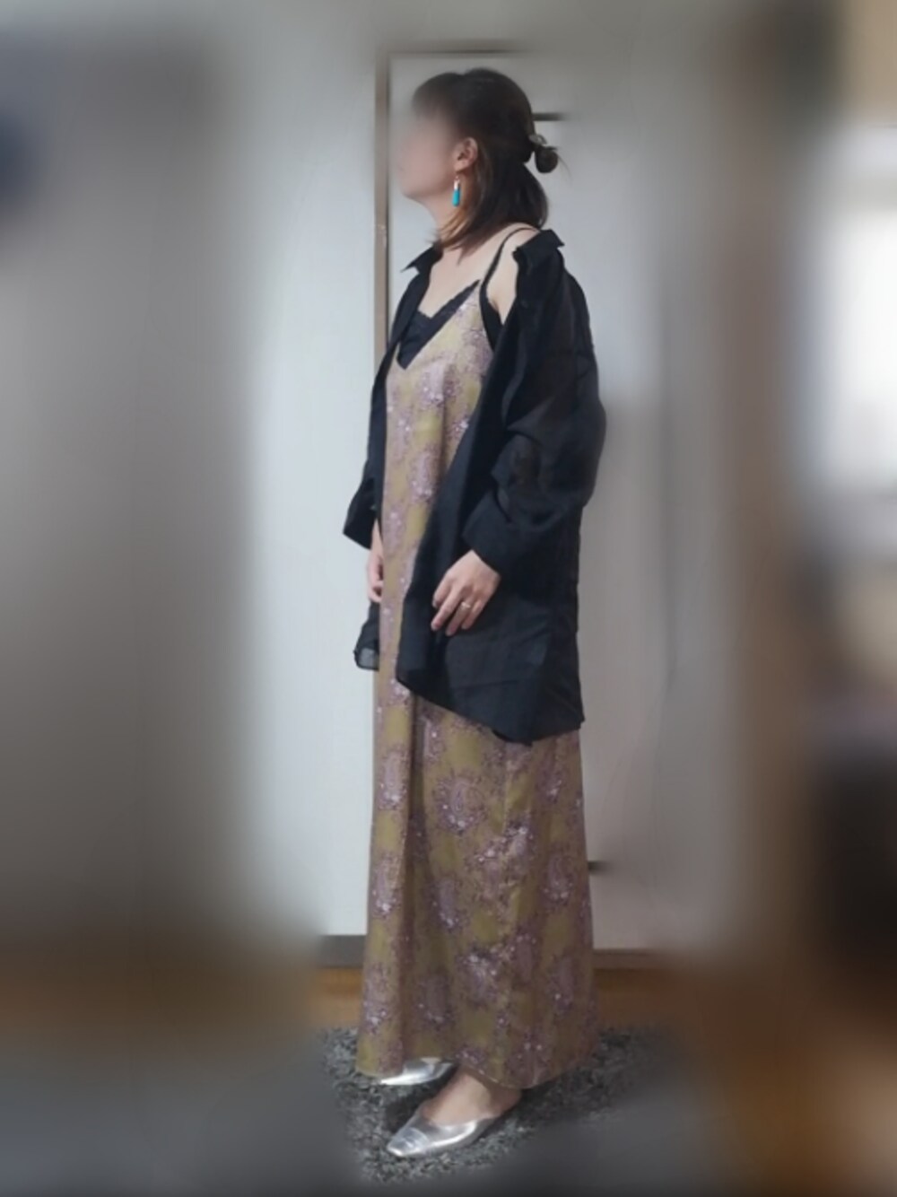 「ペイズリー、キャミワンピ、サテン、シアーシャツ、ブラック、おしゃれさんと繋がりたい、春コーデ、シルバー、ZARA、オトナカジュアル」｜「Gready BrilliantのサテンペイズリキャミＯＰ（ワンピース、イエロー系）」を使った、はる ◌˳⚛˚⌖capter.01さん（レディース・159cm）の冬コーディネートの1枚目の写真
