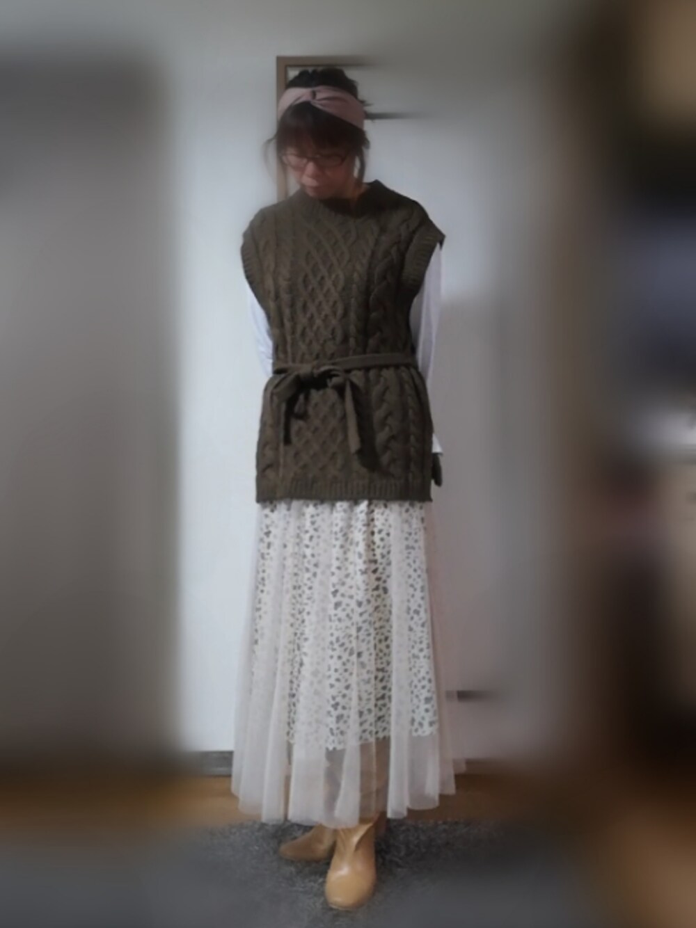その他のスカート、ホワイト系のTシャツ/カットソー、ブラウン系のベストを着用したレディースの冬コーディネートの1枚目の写真