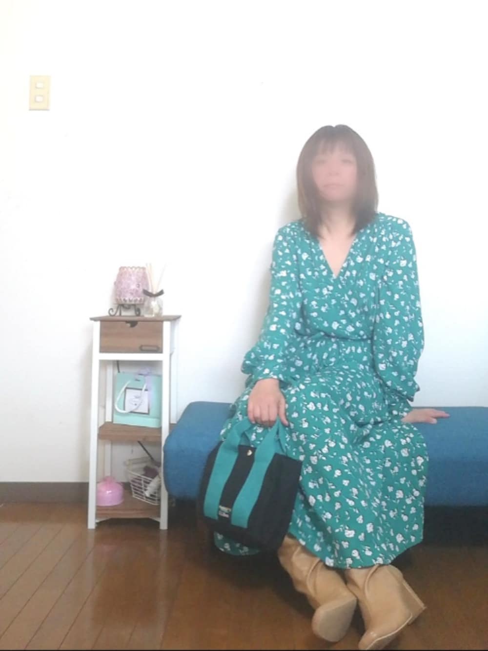 「カシュクール、グリーン、春コーデ、部屋撮り、GU、花柄ワンピース、シンプルコーデ、大人カジュアル、オトナ女子、おしゃれさんと繋がりたい」｜「L.L.Beanの2wayミニトート(雑誌付録)（トートバッグ、ブラック系）」を使った、はる ◌˳⚛˚⌖capter.01さん（レディース・159cm）の春コーディネートの1枚目の写真