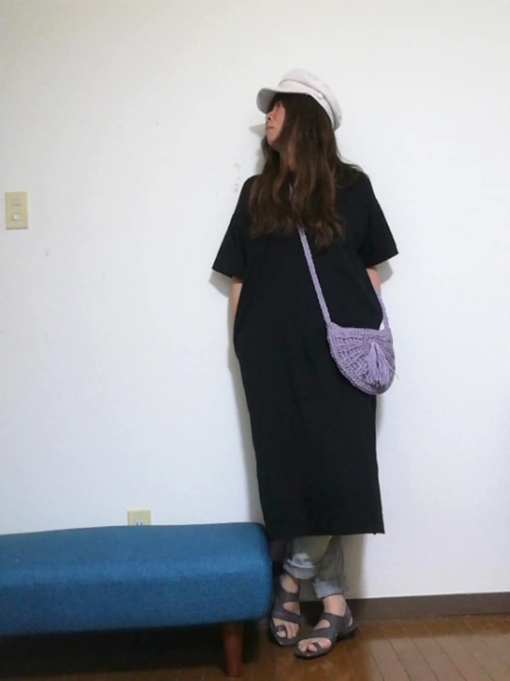 「大人カジュアル、おしゃれさんと繋がりたい、Tシャツワンピ、キャスケット、ユニクロ、トングサンダル、黒コーデ、パステルカラー、かごバッグ、オーバーサイズ」｜「別shotのポケットがあると手を入れてしまう笑（ワンピース/ドレス、ブラック系）」を使った、はる ◌˳⚛˚⌖capter.01さん（レディース・159cm）の春コーディネートの1枚目の写真