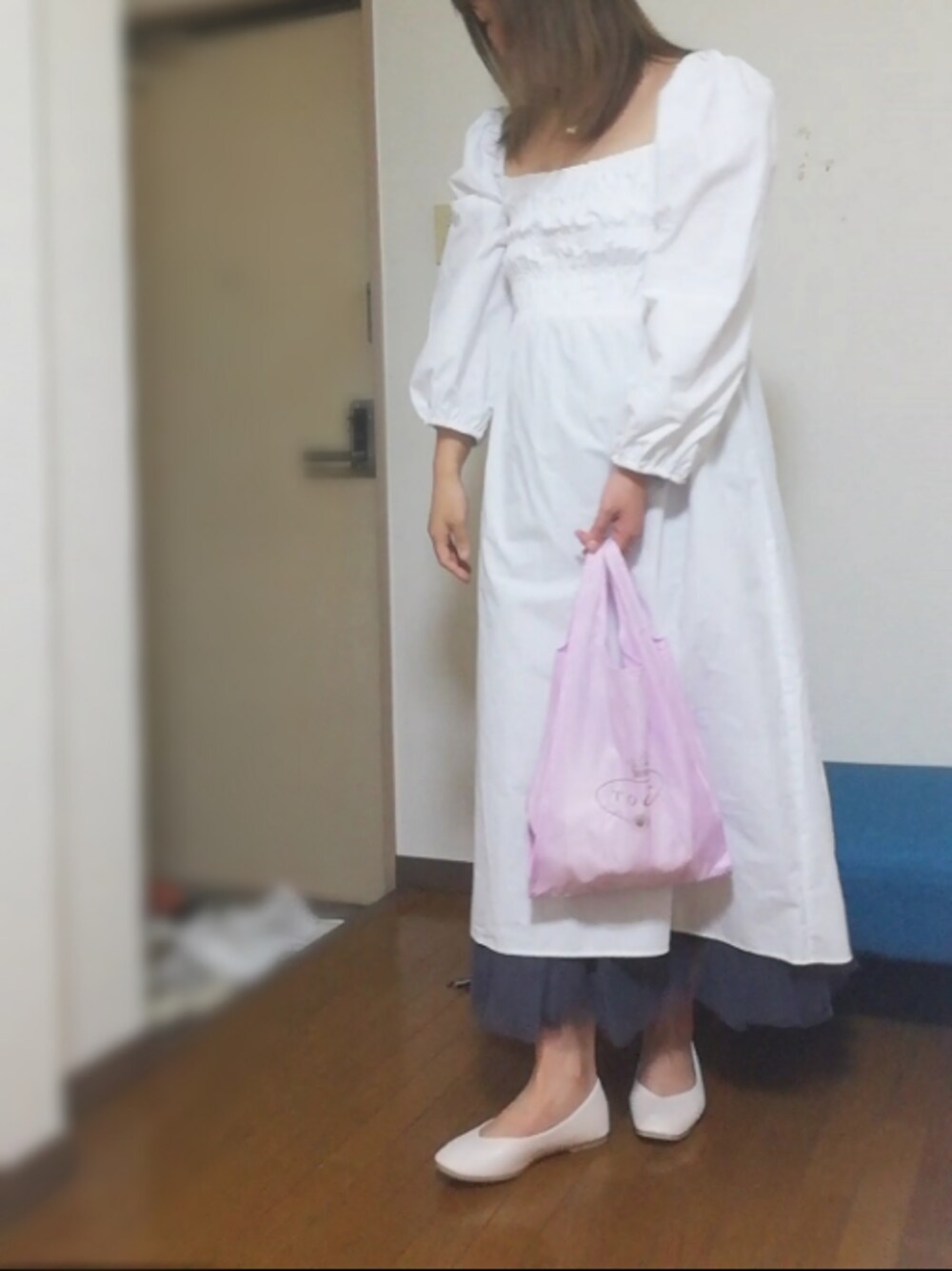 グレー系のスカート、ホワイト系のパンプス、グレー系のスカートを着用したレディースの秋コーディネートの1枚目の写真