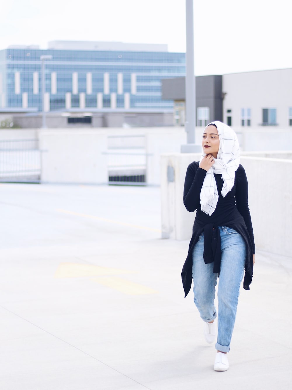 「springstyle、ZARA、sporty、hijab、modestreet、modestfashion、minimal」｜「ZARAのアイテム（デニムパンツ、ブルー系）」を使った、Bushra さん（レディース・157cm）の春コーディネートの1枚目の写真
