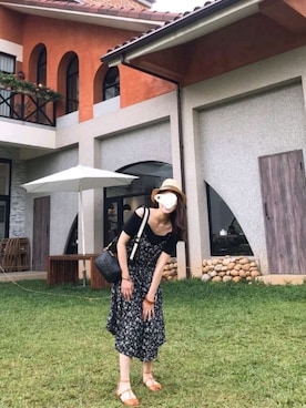 「MARC JACOBS（マークジェイコブス）のアイテム（メッセンジャーバッグ）」を使った、Colleena Zhangさん（レディース・161cm）の夏コーディネート