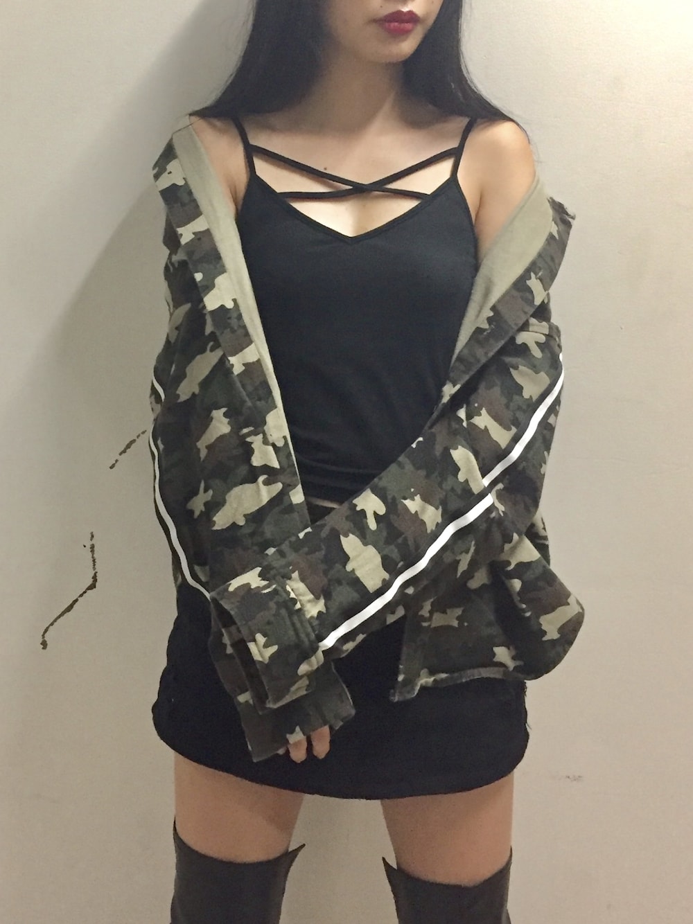 ブラック系のキャミソール、その他のシャツ/ブラウスを着用したレディースの夏コーディネートの1枚目の写真