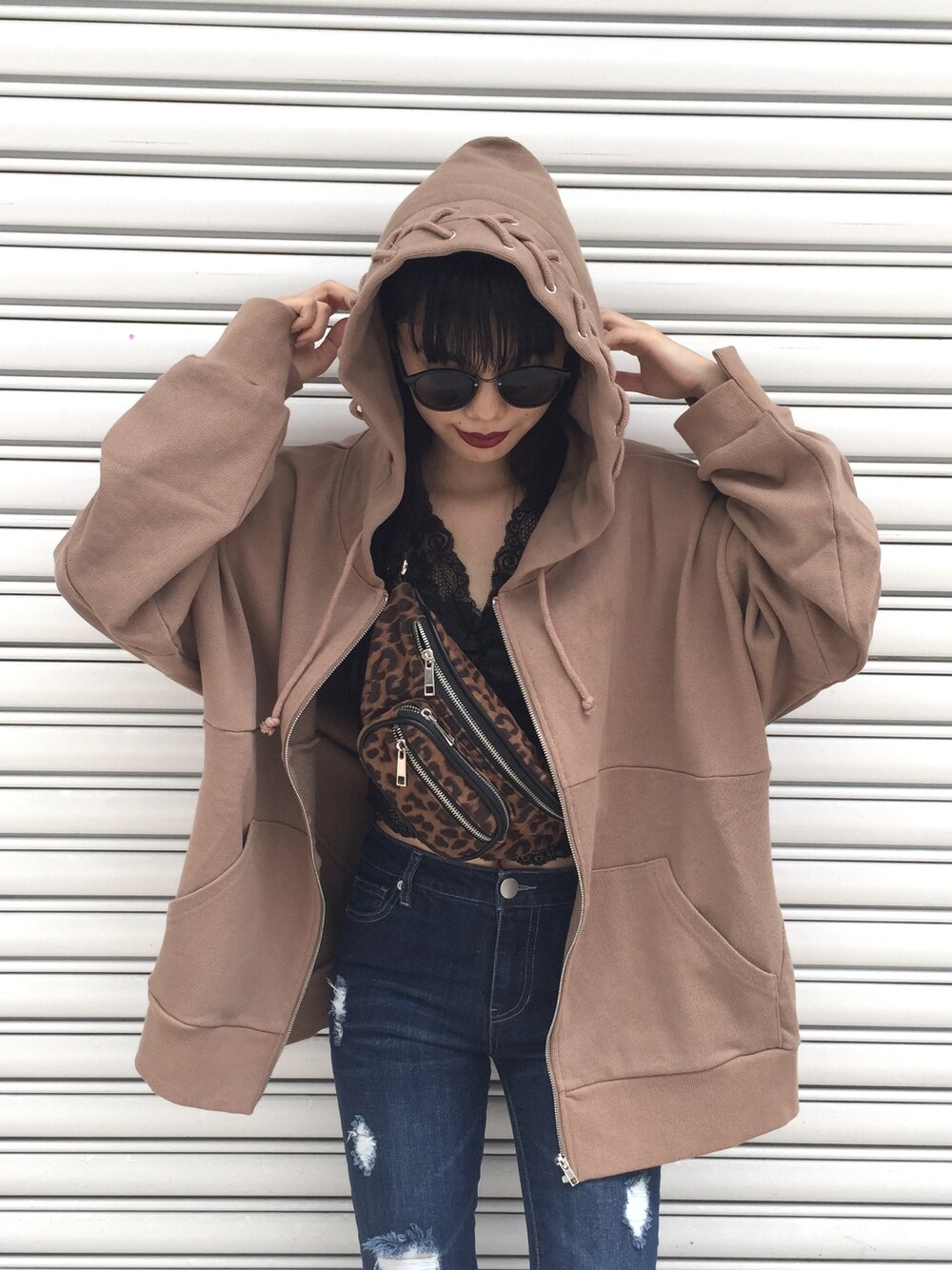 ブラック系のTシャツ/カットソー、ブルー系のデニムパンツ、ベージュ系のパーカーを着用したレディースの夏コーディネートの1枚目の写真