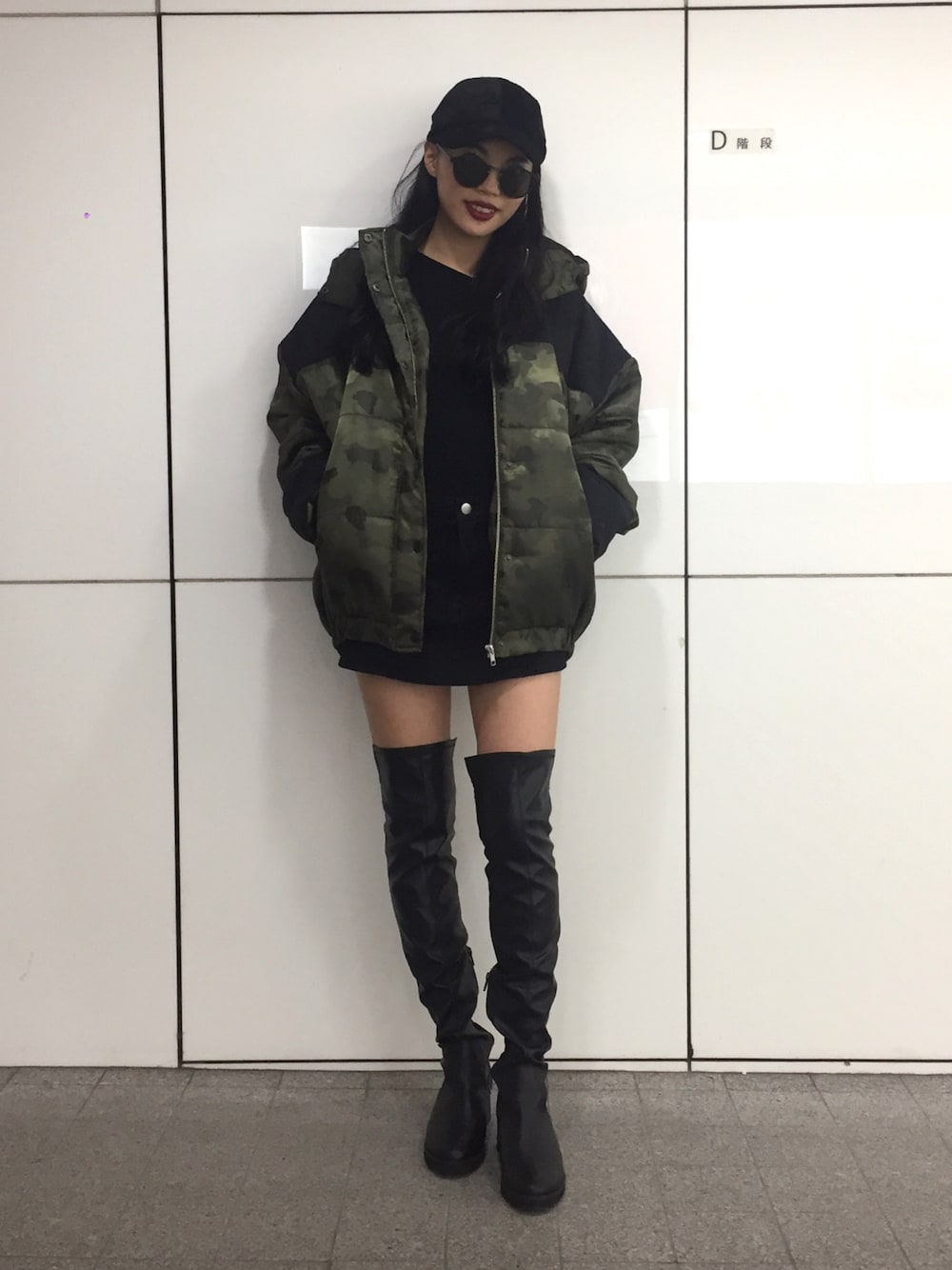 ブラック系のスカート、ブラック系のTシャツ/カットソー、ブラック系のブーツを着用したレディースの秋コーディネートの1枚目の写真