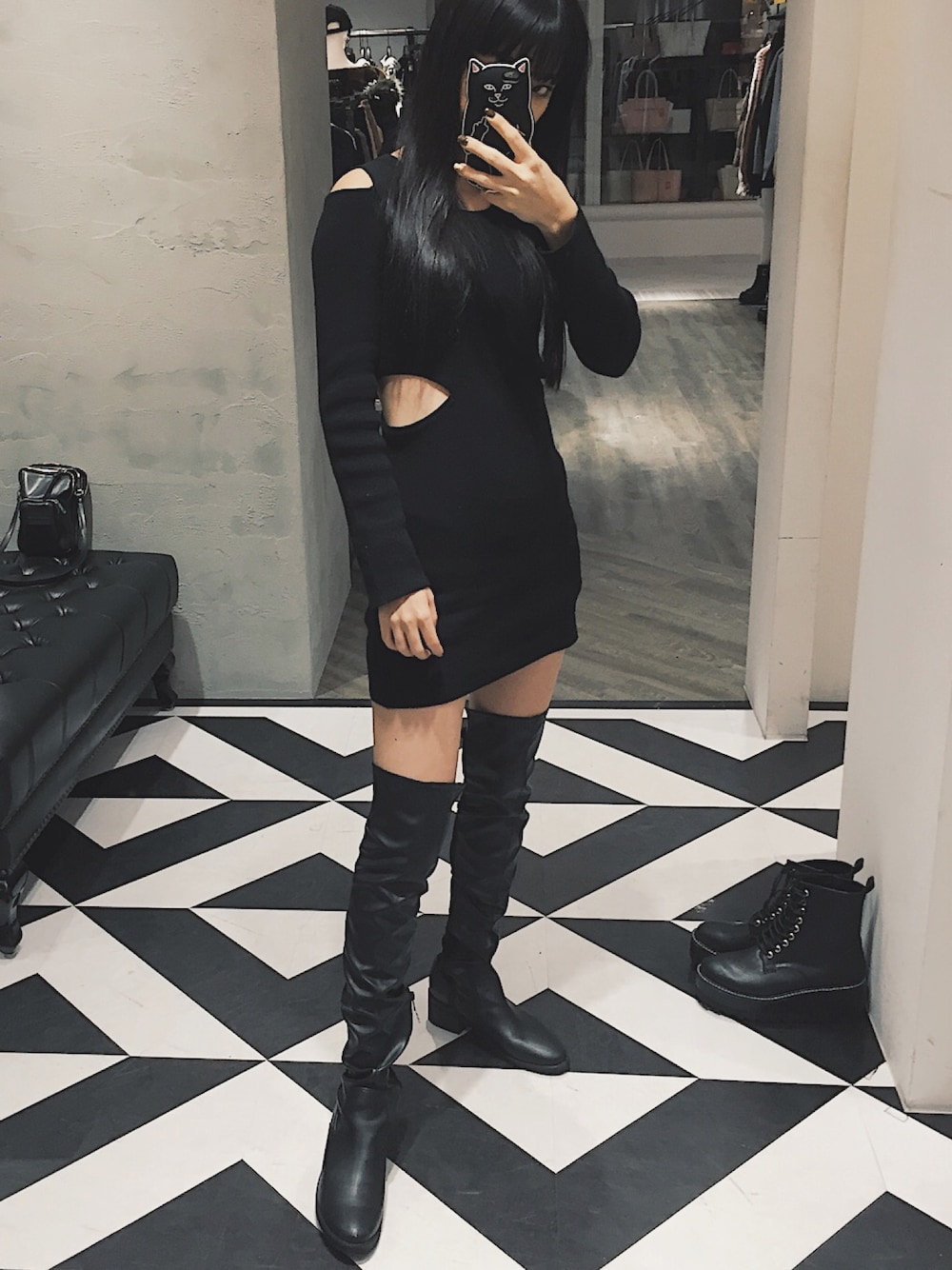 「ENVYM、ニットワンピ、ニットワンピース、ニーハイブーツ、ギャル、カッティング」｜「ENVYMのＣＵＴＴＩＮＧ ＫＮＩＴ ＯＰ（ワンピース、ブラック系）」を使った、envym_akaneさん（レディース・160cm）の秋コーディネートの1枚目の写真