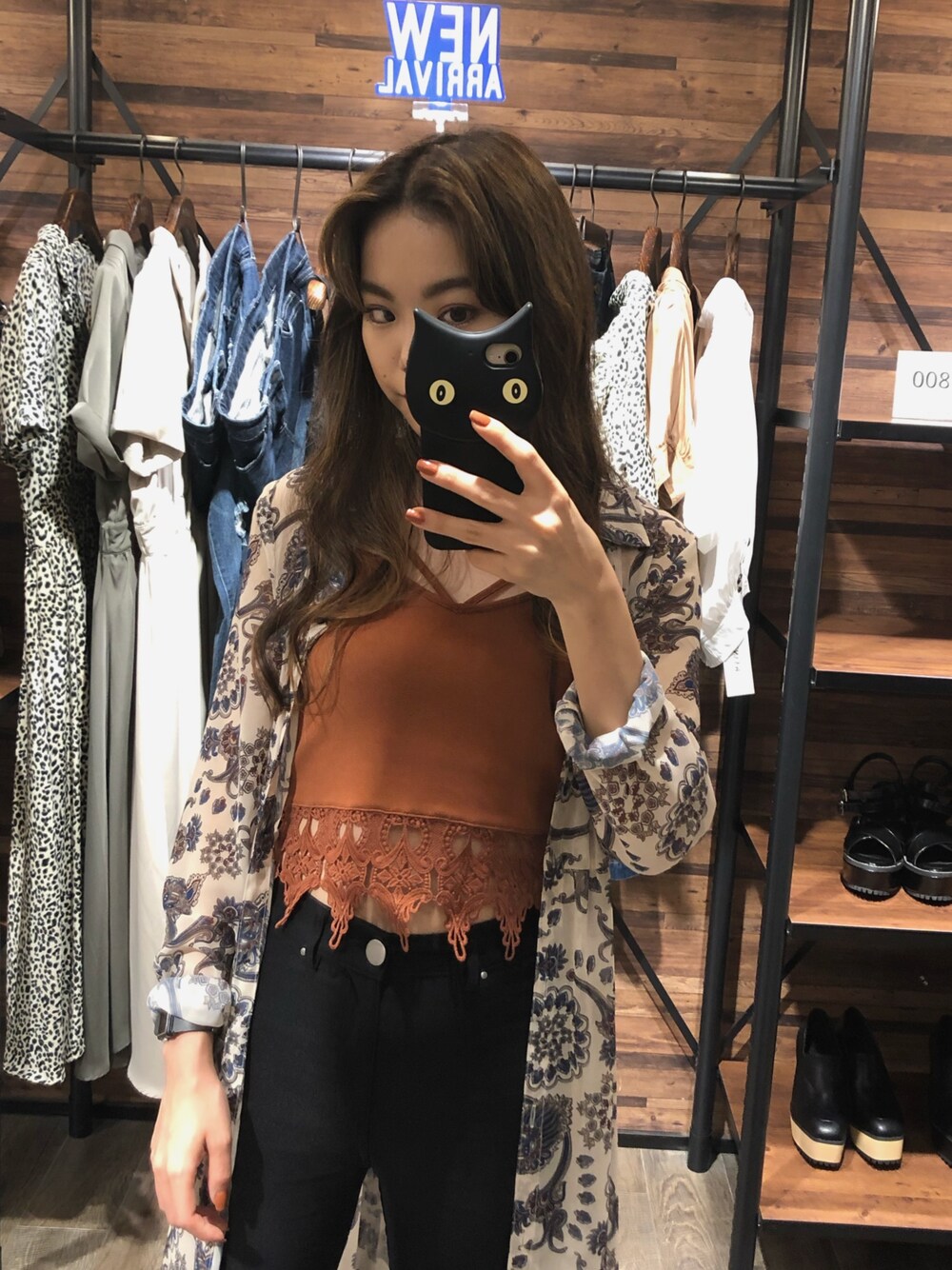 ホワイト系のその他アウター、ブラック系のその他パンツを着用したレディースの夏コーディネートの1枚目の写真