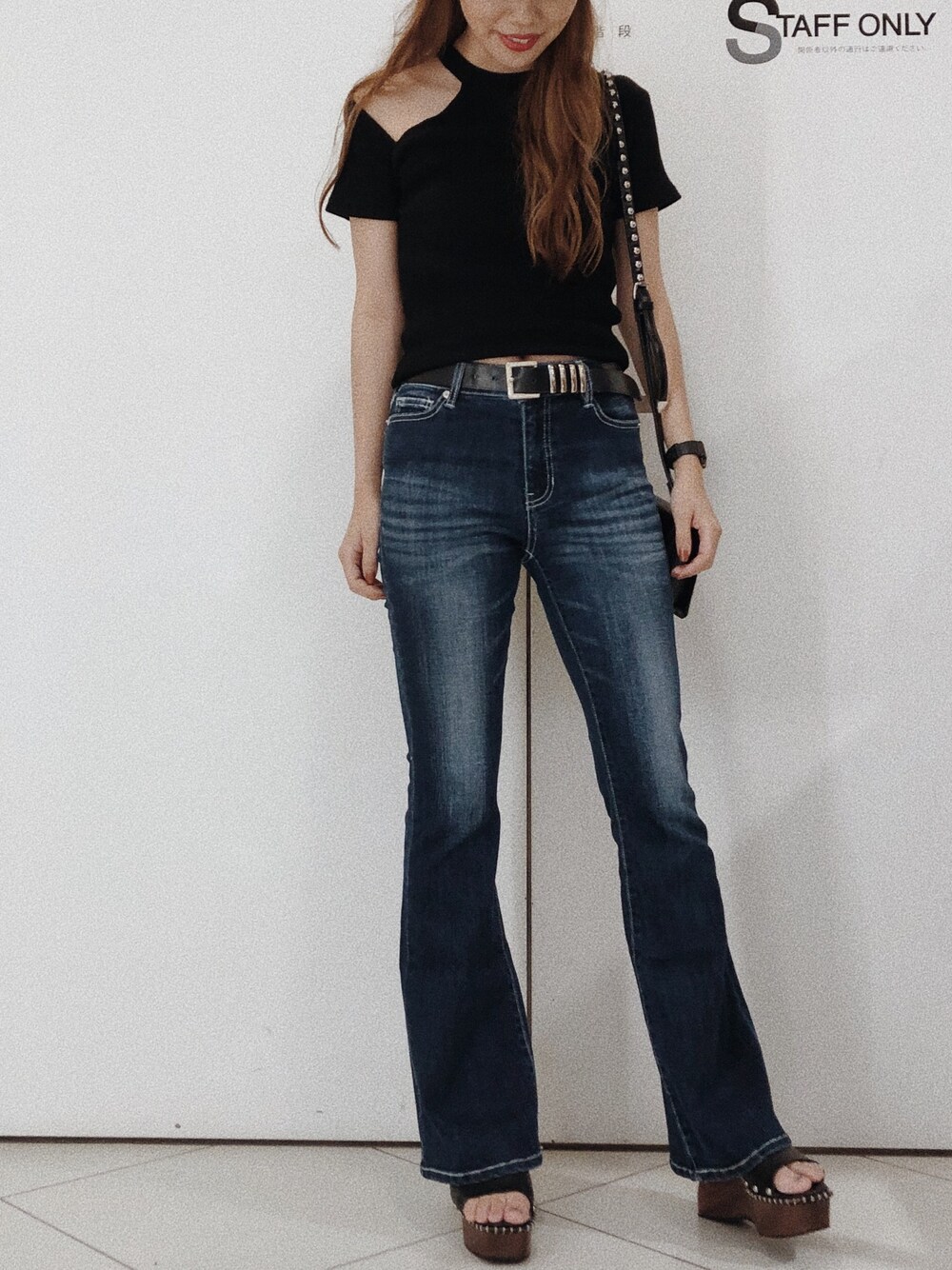 ブルー系のデニムパンツ、ブラック系のTシャツ/カットソーを着用したレディースの夏コーディネートの1枚目の写真