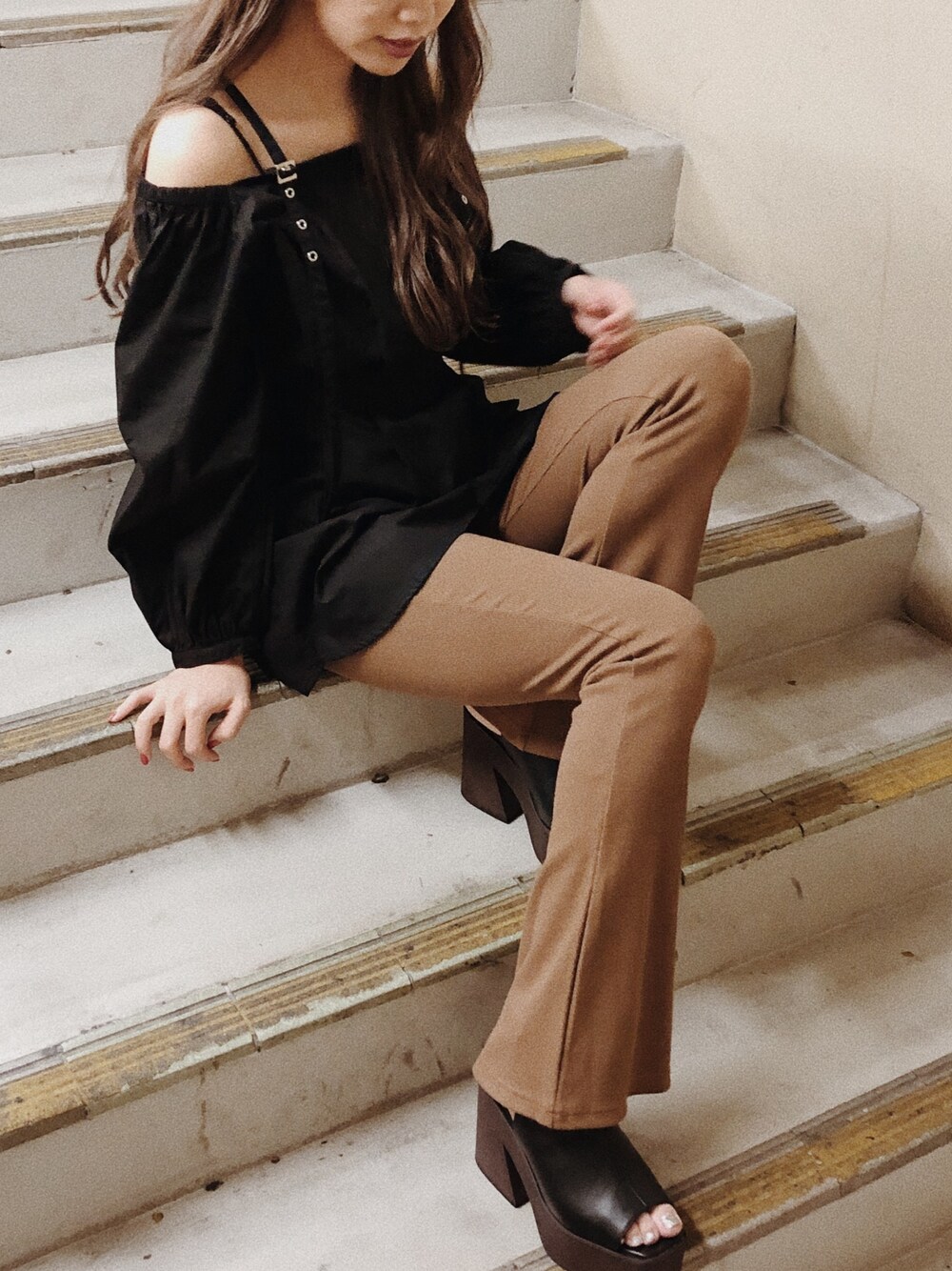 ブラウン系のその他パンツ、ブラック系のシャツ/ブラウス、ブラウン系のブーツを着用したレディースの夏コーディネートの1枚目の写真