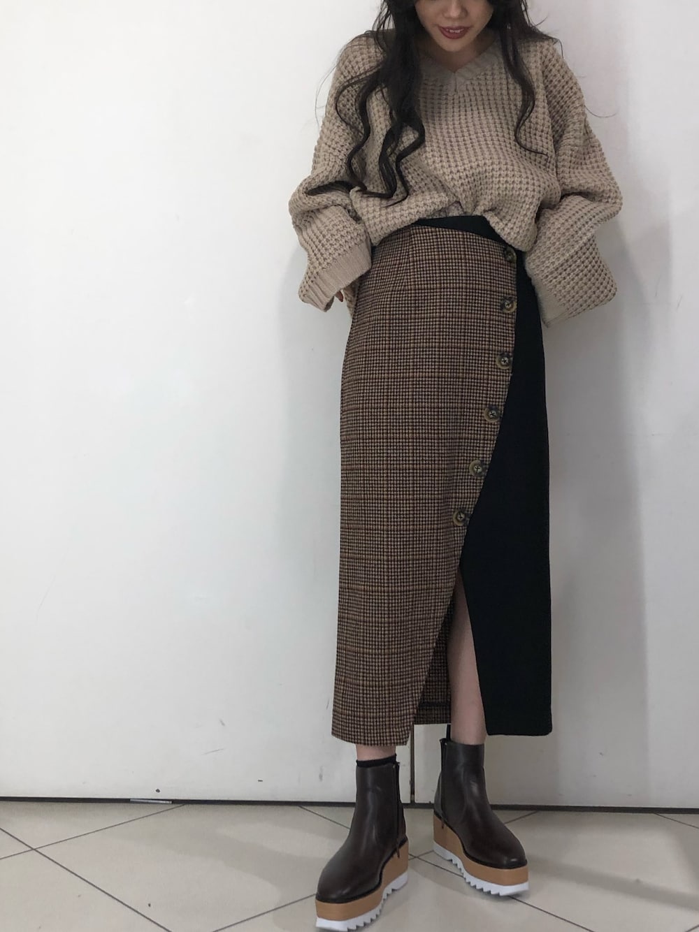 「秋コーデ、ベージュコーデ、ベージュニット、カフェオレコーデ、大人コーデ、ペンシルスカート、ENVYM」｜「ENVYMのアイテム（スカート、グレー系）」を使った、envym_akaneさん（レディース・160cm）の秋コーディネートの1枚目の写真