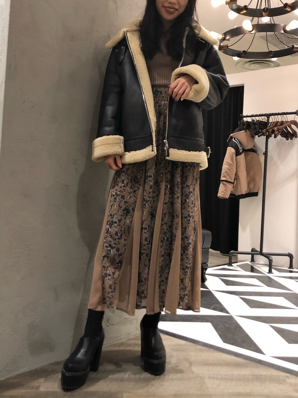 「オトナカジュアル、大人コーデ、オーバーサイズ、ママファッション、今日のコーデ、ワントーンコーデ、スタッフセンバツ、大人ガーリー、いいね、save、フォローお願いします🤑、ボアジャケット」｜「ENVYMのヘムスウィッチングロングＳＫ（スカート、ベージュ系）」を使った、envym_akaneさん（レディース・160cm）の秋コーディネートの1枚目の写真