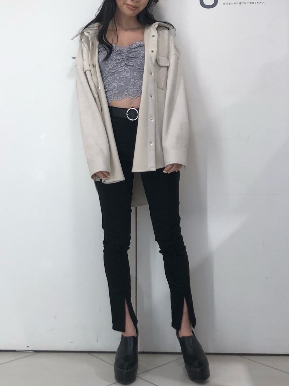 「大人カジュアル、おしゃれさんと繋がりたい、オトナ女子、スリットパンツ、シャツジャケット、CPOジャケット」｜「ENVYMのフロントスリットジェギンス（その他パンツ、ブラック系）」を使った、envym_akaneさん（レディース・160cm）の冬コーディネートの1枚目の写真