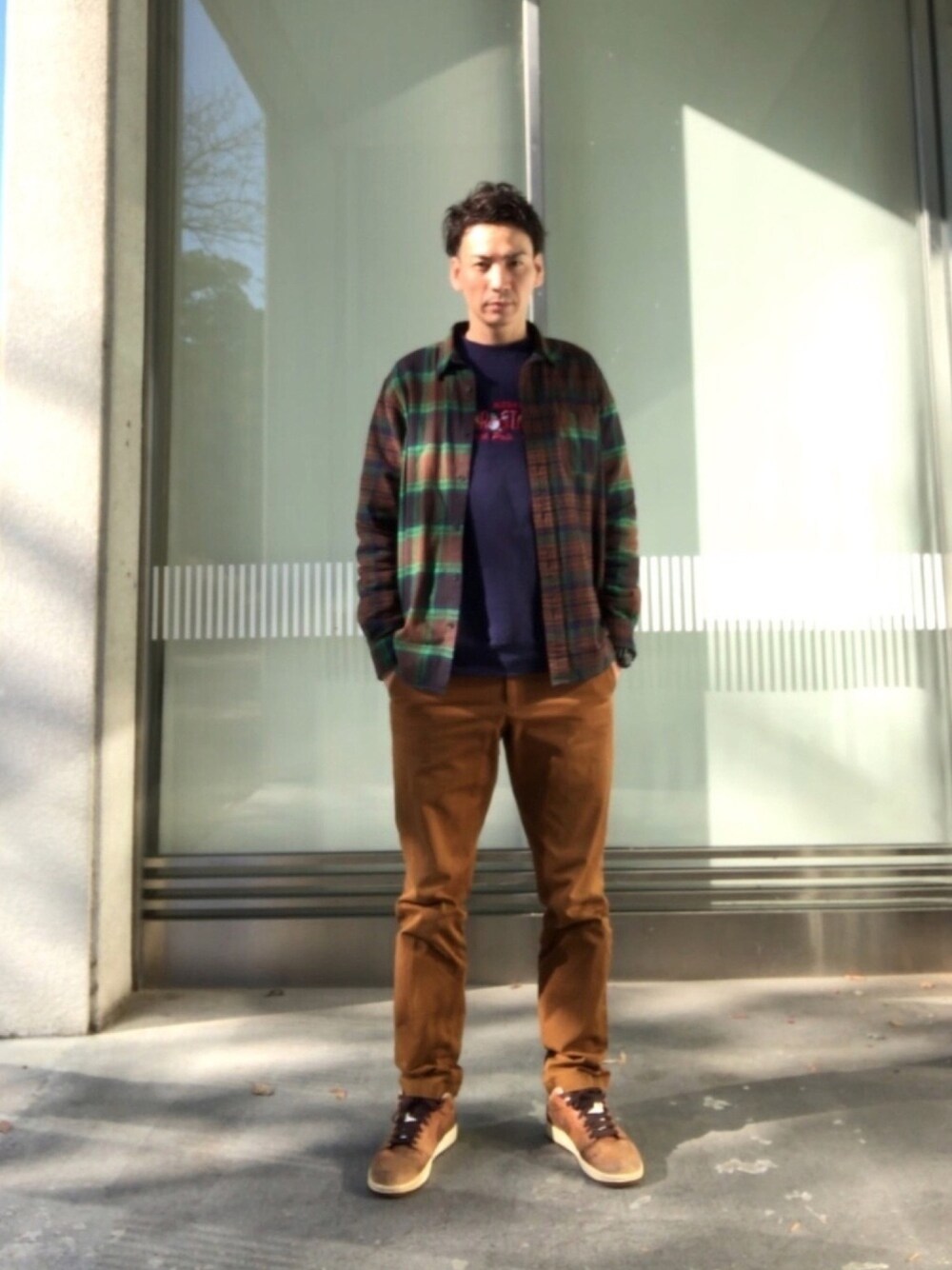 その他のシャツ/ブラウス、ブルー系のスウェット、ブラウン系のチノパンツを着用したメンズの冬コーディネートの1枚目の写真