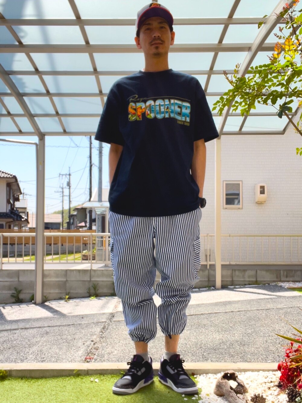 ブルー系のTシャツ/カットソー、ブルー系のその他パンツ、ブラック系のスニーカーを着用したメンズの春コーディネートの1枚目の写真