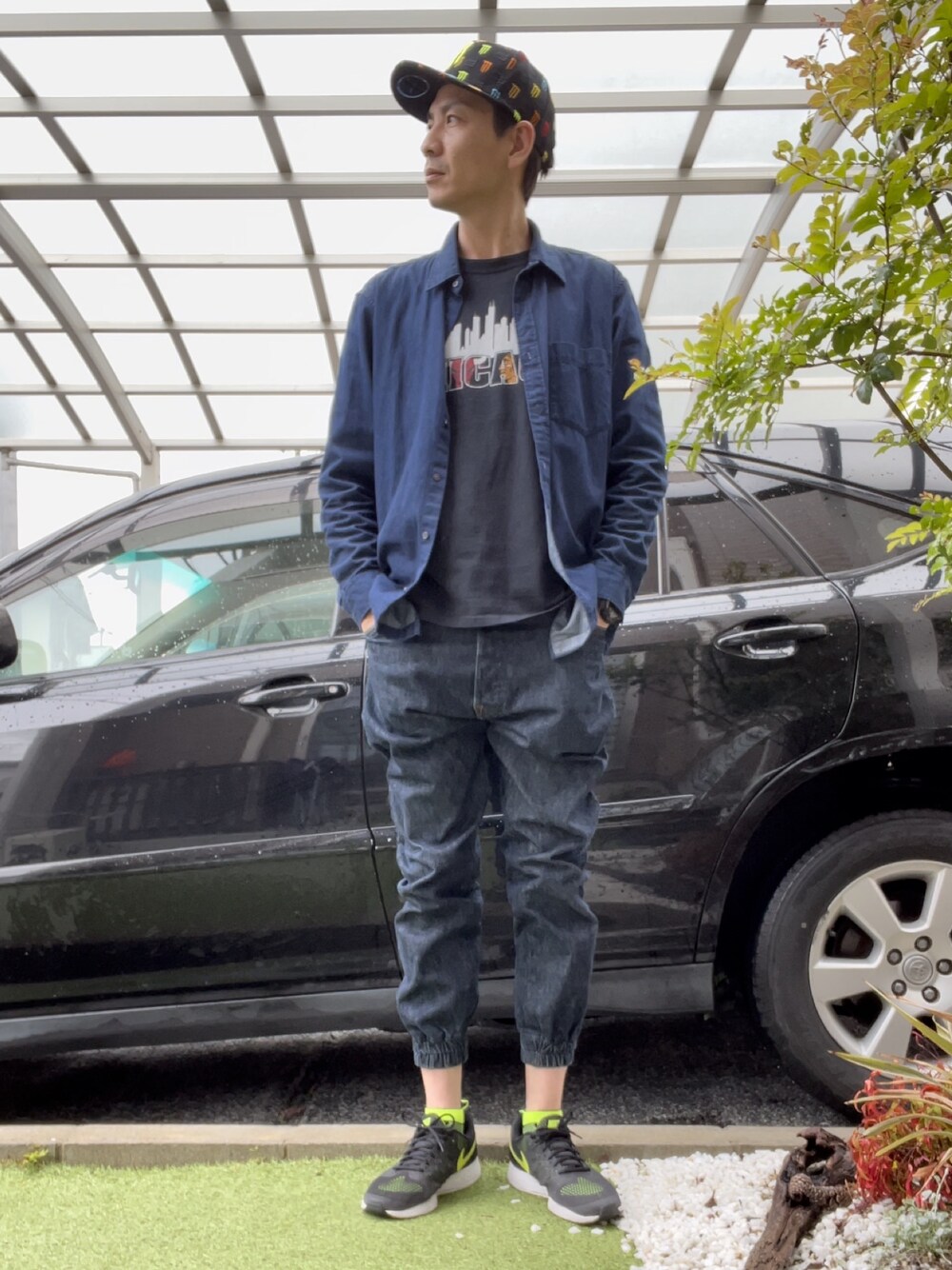 ブルー系のシャツ/ブラウス、ブラック系のTシャツ/カットソー、ブルー系のデニムパンツを着用したメンズの春コーディネートの1枚目の写真