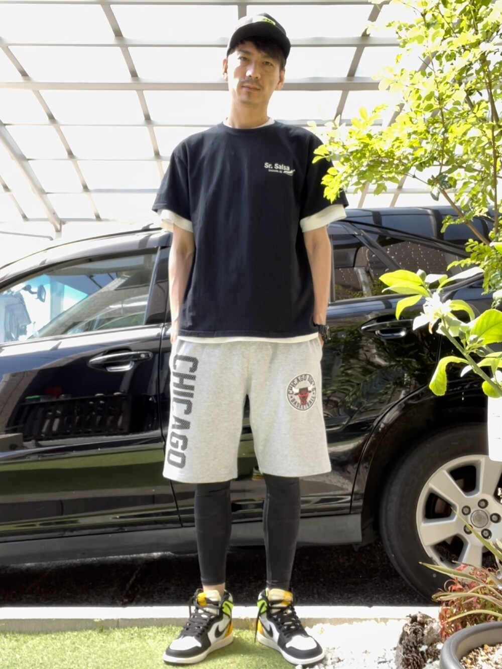 ブラック系のTシャツ/カットソー、グレー系のスウェットパンツ、ブラック系のスニーカーを着用したメンズの春コーディネートの1枚目の写真