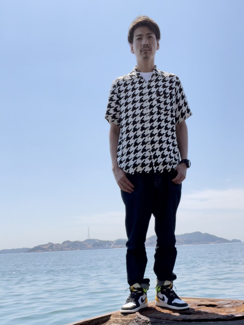 ホワイト系のシャツ/ブラウス、ブルー系のデニムパンツ、ホワイト系のスニーカーを着用したメンズの夏コーディネートの1枚目の写真