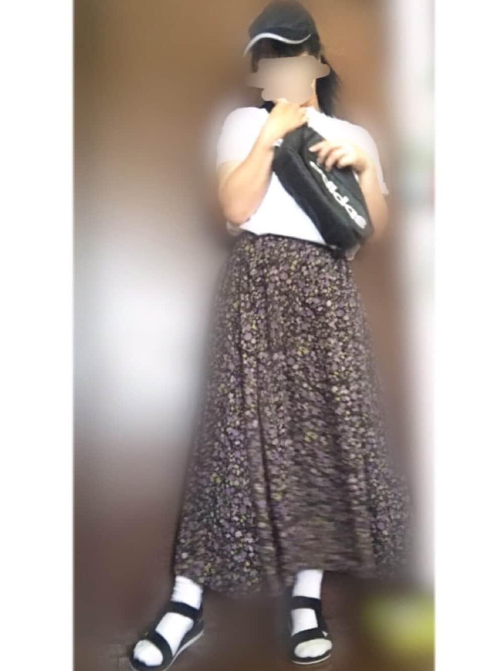 「カジュアルコーデ、シンプルコーデ、プチプラ、花柄、メッシュ、スポーツサンダル、夏だ！Tシャツ着よう！、夏コーデ」｜「しまむらのアイテム（スカート、ブラック系）」を使った、★USA☆さん（レディース・155cm）の夏コーディネートの1枚目の写真