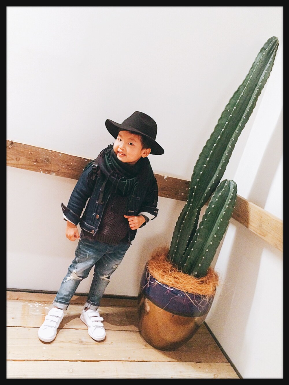 ブルー系のデニムジャケット、ブルー系のデニムパンツ、ホワイト系のスニーカーを着用したキッズの冬コーディネートの1枚目の写真