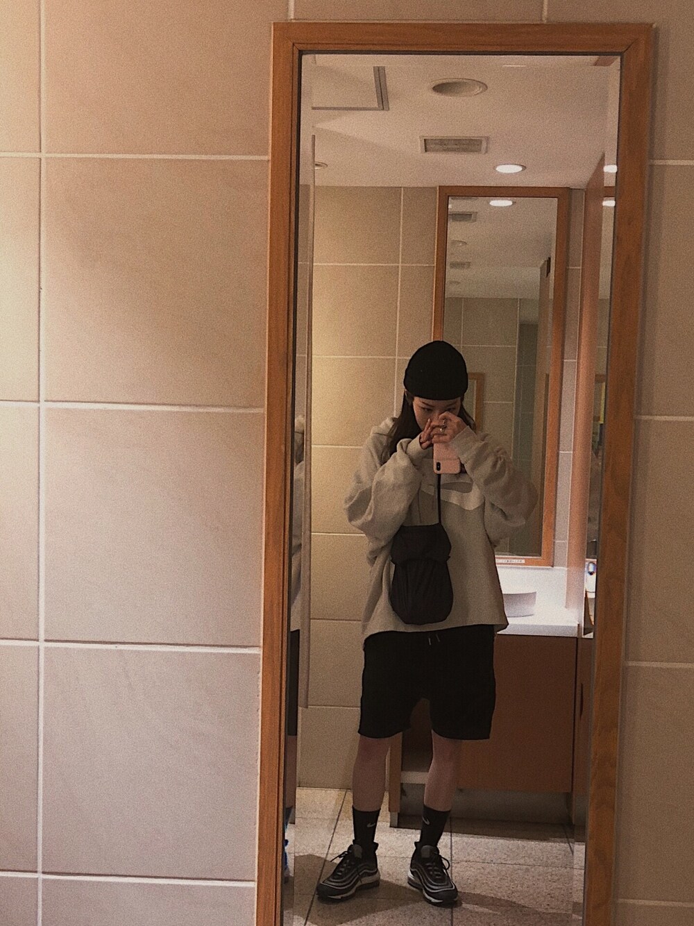 「sporty、NIKE、カジュアル」｜「NIKEのアイテム（スニーカー、ブラック系）」を使った、noyunnnさん（レディース・166cm）の春コーディネートの1枚目の写真