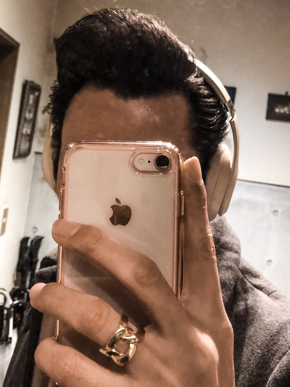 「音楽」｜「Appleのアイテム（その他、ピンク系）」を使った、♦️TRAVISさん（メンズ・172cm）の冬コーディネートの1枚目の写真