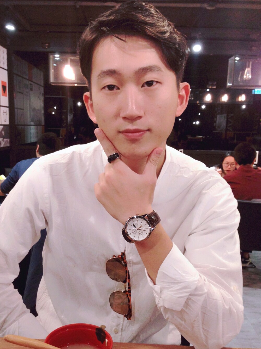 「ALPAのアイテム（腕時計、ブラウン系）」を使った、陳盈甄さん（メンズ・170cm）の春コーディネートの1枚目の写真