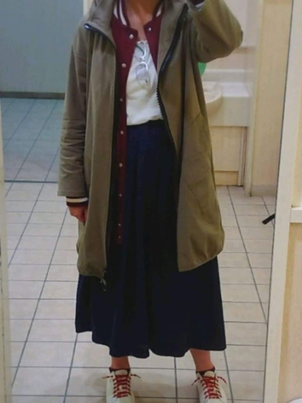 ホワイト系のTシャツ/カットソー、グリーン系のジャケット/アウター、ブルー系のスカートを着用したレディースの春コーディネートの1枚目の写真