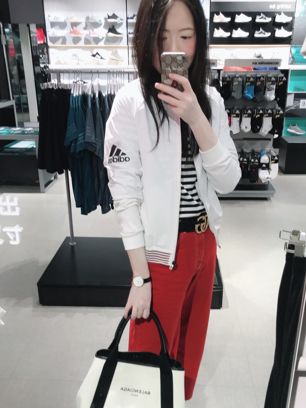「adidasのアイテム（ノーカラージャケット、ホワイト系）」を使った、Jasmine Kuoさん（レディース・165cm）の秋コーディネートの1枚目の写真
