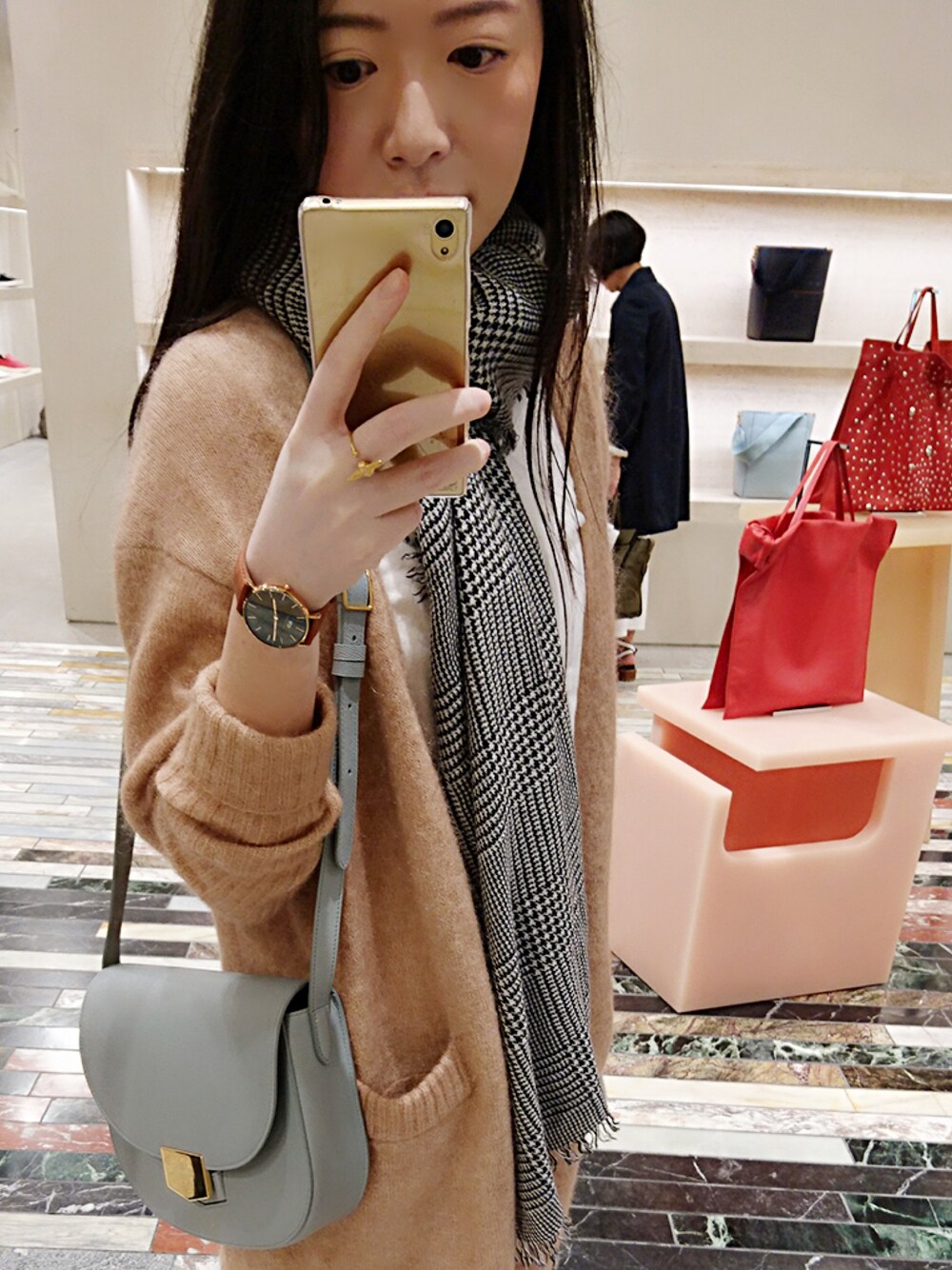 「Faliero Sartiのアイテム（マフラー、その他）」を使った、Jasmine Kuoさん（レディース・165cm）の秋コーディネートの1枚目の写真