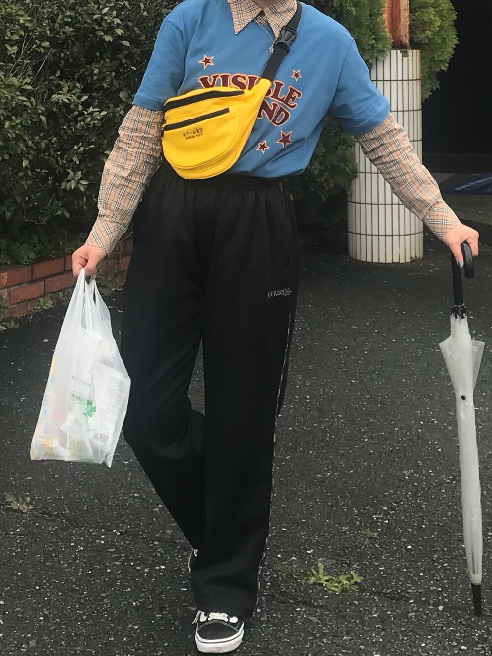 ブルー系のTシャツ/カットソー、ベージュ系のシャツ/ブラウス、イエロー系のボディバッグ/ウエストポーチを着用したレディースの春コーディネートの1枚目の写真