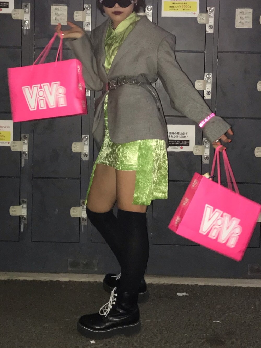 「wearhalloween2018、ViVi、vivinight、ネオンカラー、黄緑、ベロア、ベロアスカート、ニーハイソックス、ブーツ、お目立ちネオンコーデ」｜「ViViのアイテム（雑誌、ピンク系）」を使った、ミサ(JEANASiS)さん（レディース・155cm）の秋コーディネートの1枚目の写真