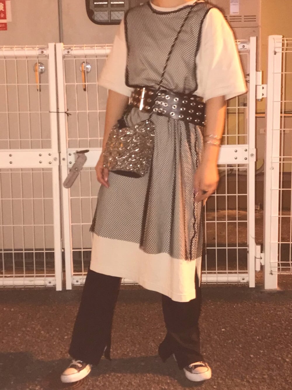 「レイヤードスタイル、あみあみトップス、ootd、converse、JEANASiS、ジーナシス、ベージュ」｜「CONVERSEのconverse コンバース ALL STAR HI オールスター ハイ 3206 BLACK(US)（スニーカー、ブラック系）」を使った、ミサ(JEANASiS)さん（レディース・155cm）の夏コーディネートの1枚目の写真