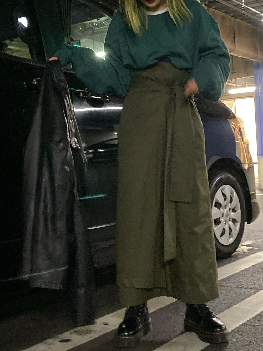 「秋冬コーデ、ロングスカート、ラップスカート、JEANASiS、ジーナシス、スウェット、ワントーンコーデ、秋コーデ、Dr.Martens」｜「JEANASISのワークラップロングスカート/856856（スカート、グリーン系）」を使った、ミサ(JEANASiS)さん（レディース・155cm）の秋コーディネートの1枚目の写真