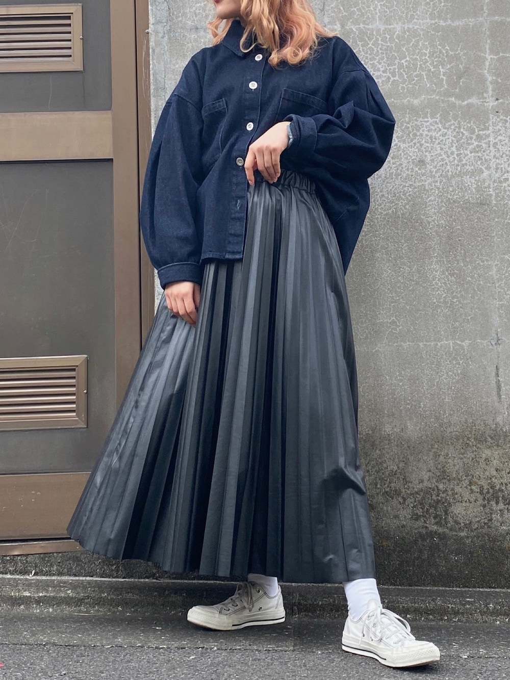 「カジュアルコーデ、おしゃれさんと繋がりたい、converse、JEANASiS、ジーナシス、スニーカー、デニムジャケット、レザースカート、ビーガンレザー」｜「JEANASISのデニムタックスリーブシャケット/876006（デニムジャケット、ブルー系）」を使った、ミサ(JEANASiS)さん（レディース・155cm）の春コーディネートの1枚目の写真