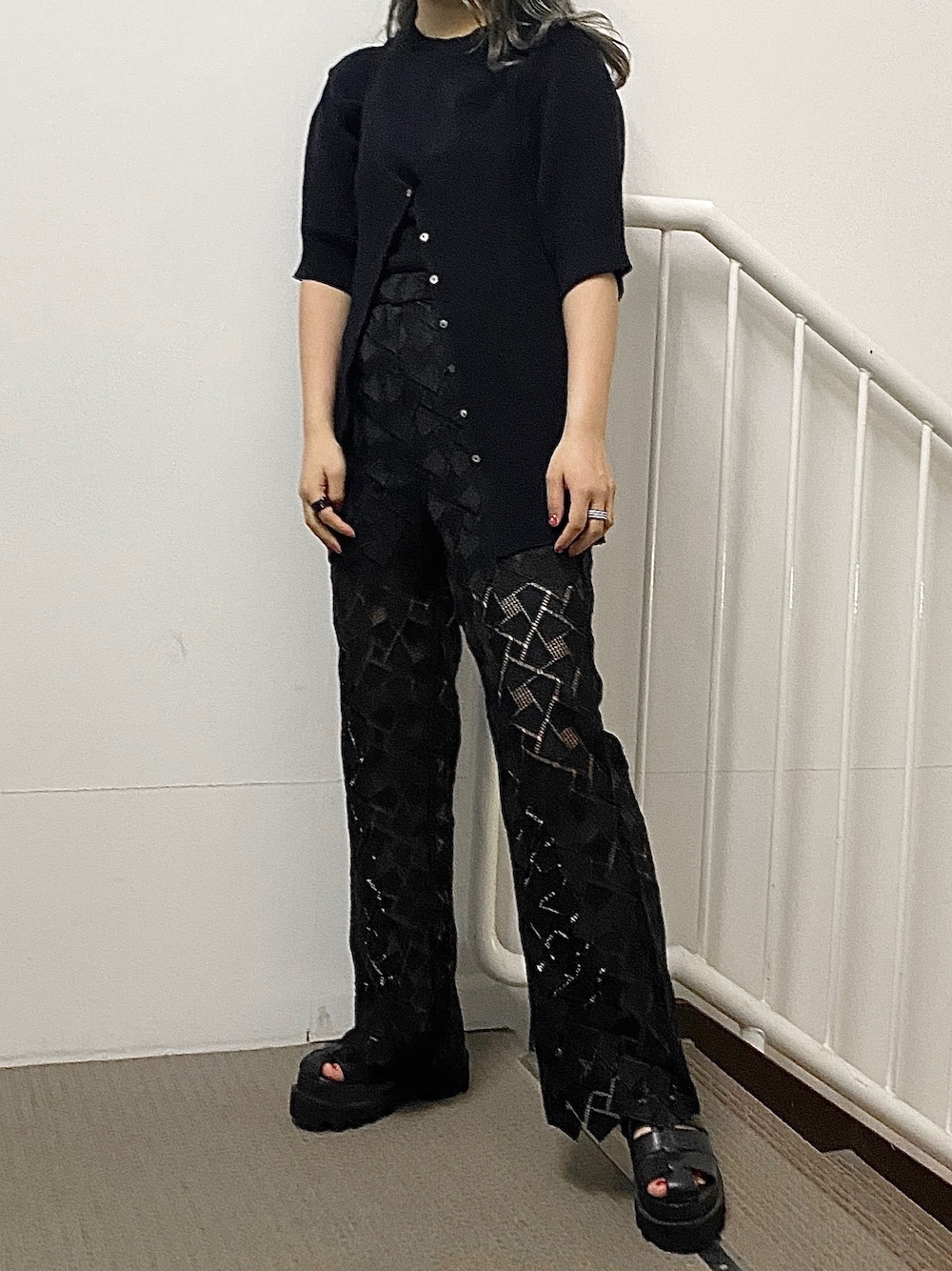 「春夏コーデ、お洒落さんとつながりたい、透け感、オールブラック、ブラックコーデ、JEANASiS、ジーナシス、アンサンブル、厚底サンダル、梅雨」｜「JEANASISのスカラップソウレースパンツ/876102（その他パンツ、ブラック系）」を使った、ミサ(JEANASiS)さん（レディース・155cm）の夏コーディネートの1枚目の写真